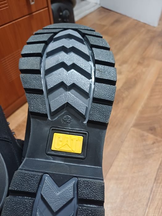 Продам новые ботинки