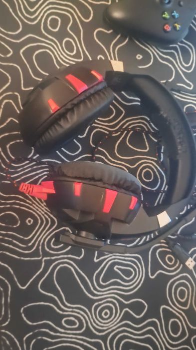 Caști gaming cu lumini