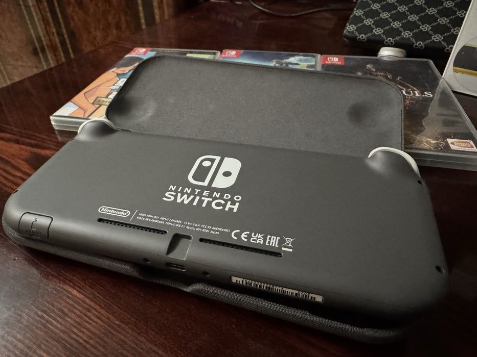 Продаю Nintendo Switch Lite в иделаьном состоянии