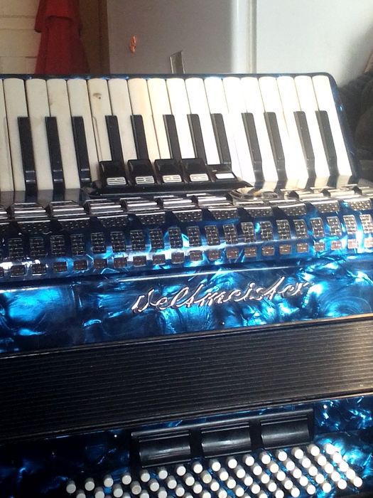 Продам аккордеон ГДР, дорого. Торг.