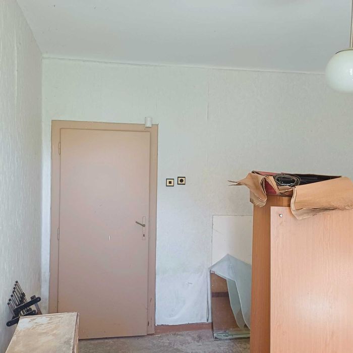 Продавам първия етаж от къща в с. Бръшляница | 80 кв.м + двор 1710 кв.м | 24 км от Плевен | 11 990 €