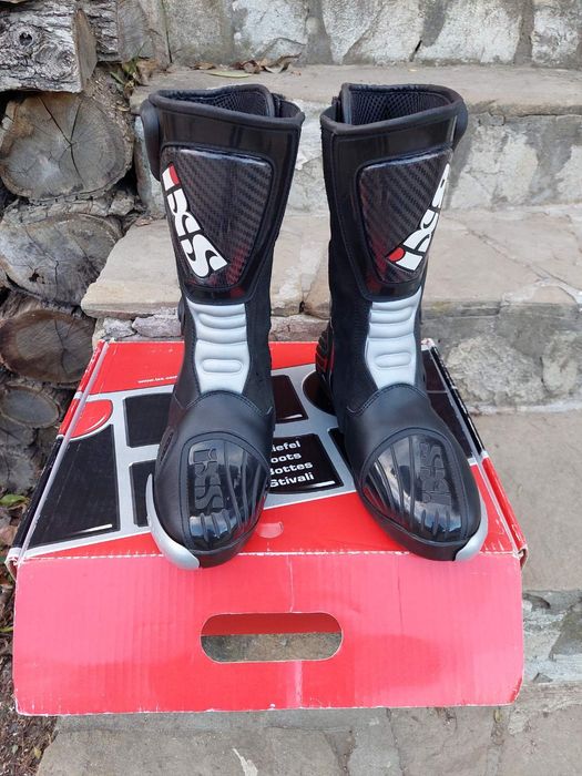 Продавам ски и ски обувки, щеки