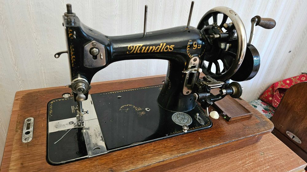 Продавам немска шевна машина MUNDLOS от 1920 година