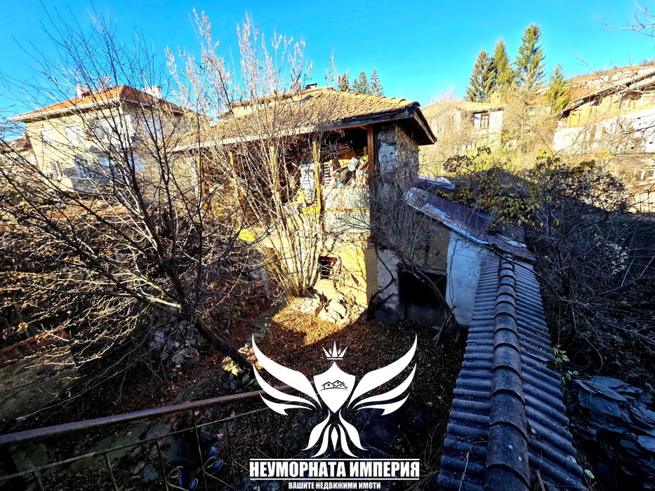 Четириетажна къща с постройки 394РЗП с широк двор 370кв. в гр.Смолян