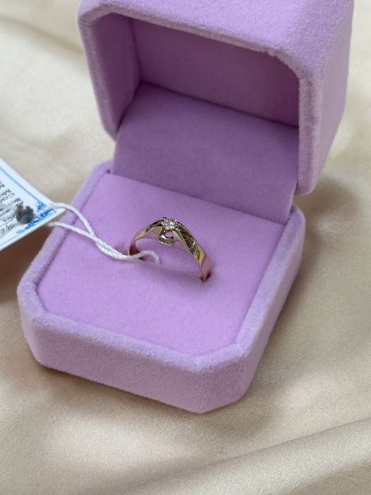 Кольцо с бриллиантом