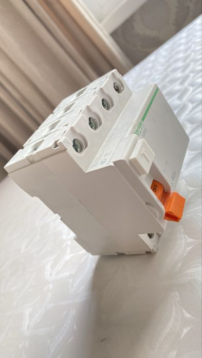 Дифф.выкл.нагрузки (диффавтомат) SCHNEIDER 4Р 40А 30мА ВД63 рабочий
