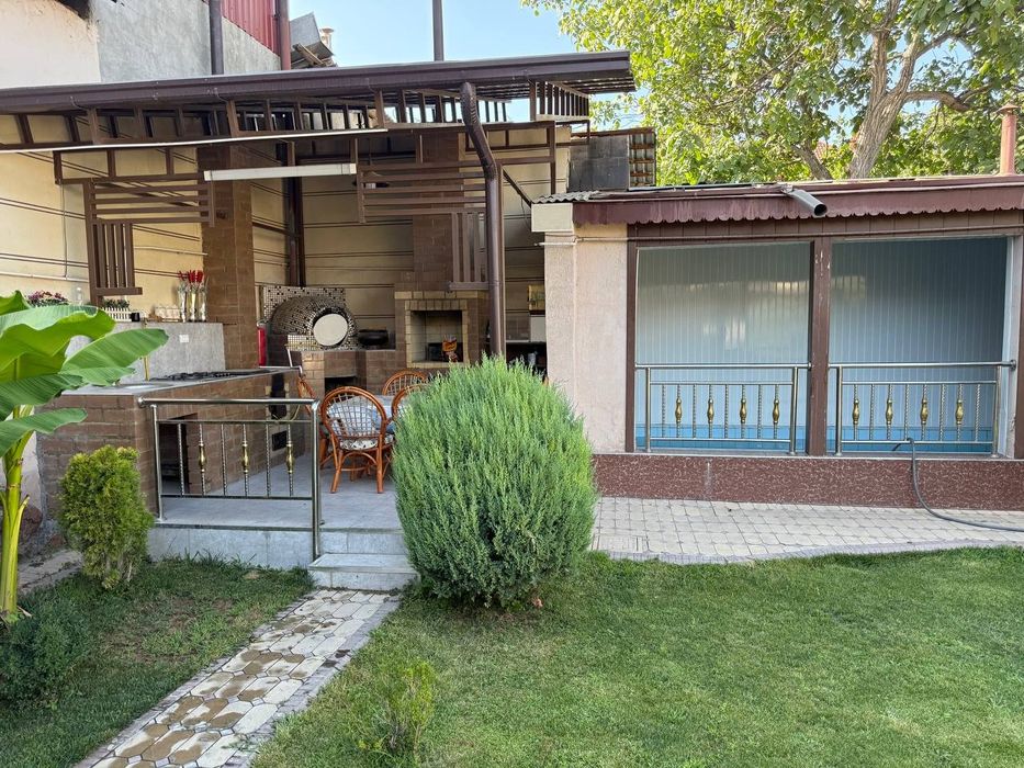 срочно продаётся угловой участок 2-уровень 6-ком 4-санузлов хорошо рем