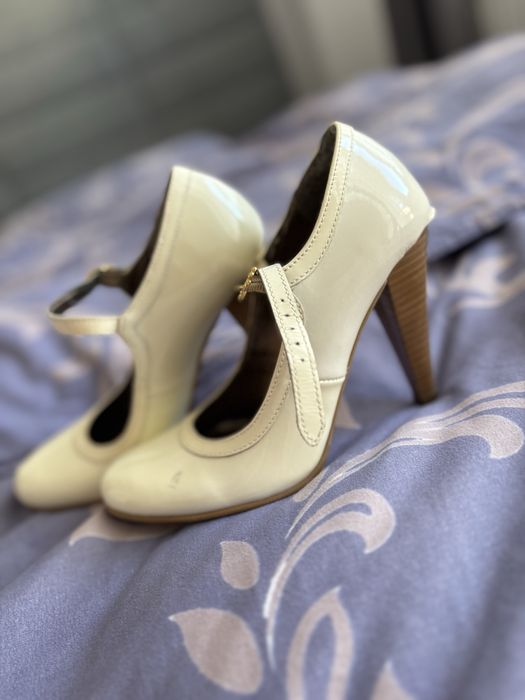 Pantofi din piele alba lacuita