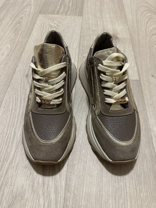 Продаются кроссовки