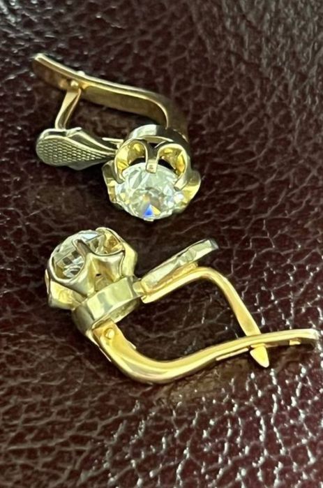 Ювелирные золотые серьги.