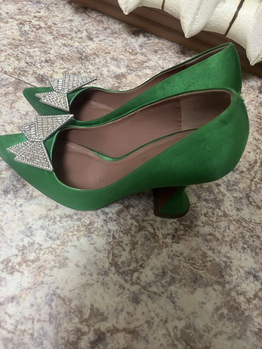 Продаю зеленые туфли