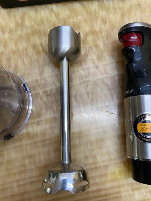 Блендер Redmond.