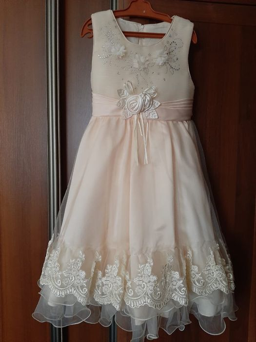 Продам платье на девочку 5-6 лет