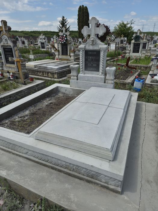 Curatare morminte Campia Turzii