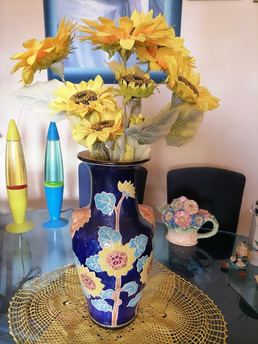 Керамична ваза със слънчогледи