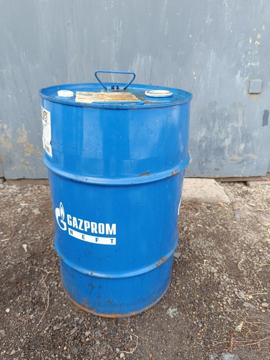 Канистры по 50 литров.