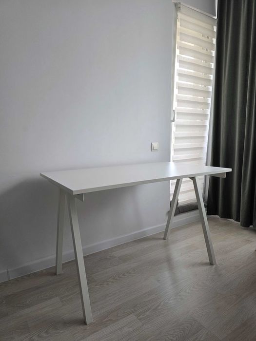 Birou în stare foarte bună. Dimensiuni: 120x70 cm, culoare albă.