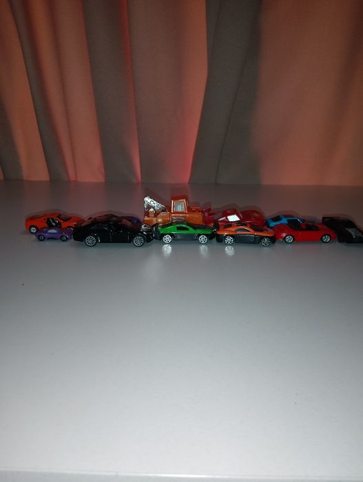 Продам несколько машинок игрушечных