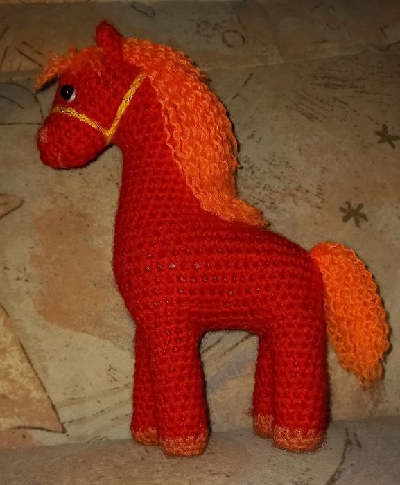 Красная вязаная лошадка