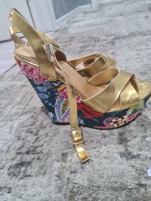 Продам босоножки