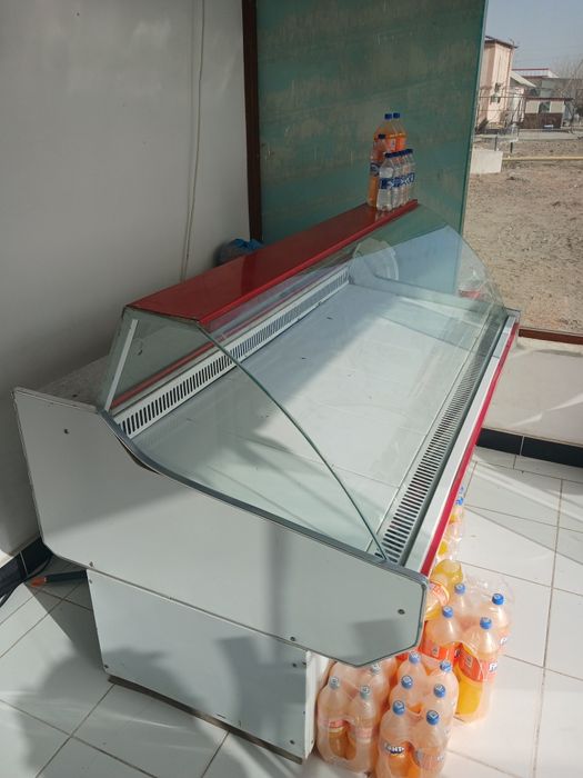 Vitrina xolodilnik