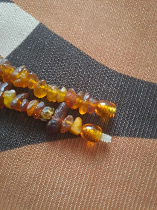 Необработанные янтарные бусы