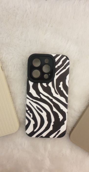 Huse noi noute impecabile iphone 14 pro textura zebra bej cremi