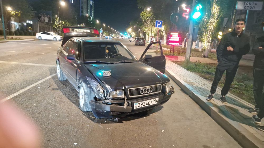 Автомобиль ауди 80