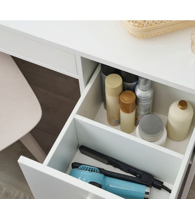 Impecabilă! Vând birou/ măsuţă de toaletă- Ikea Syvde