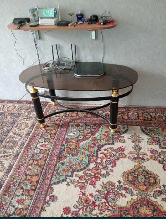 Продам столик стеклянный
