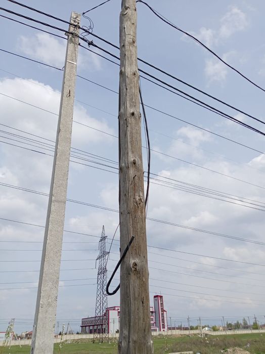 Деревяные столбы для освещения