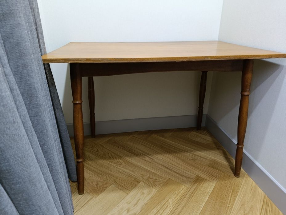 Стол обеденный. Дерево.