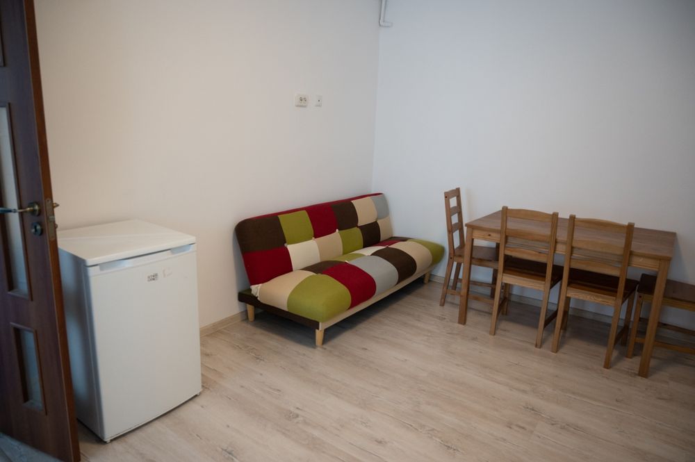 Închiriez apartament elegant, central, cu curte și intrare individuala