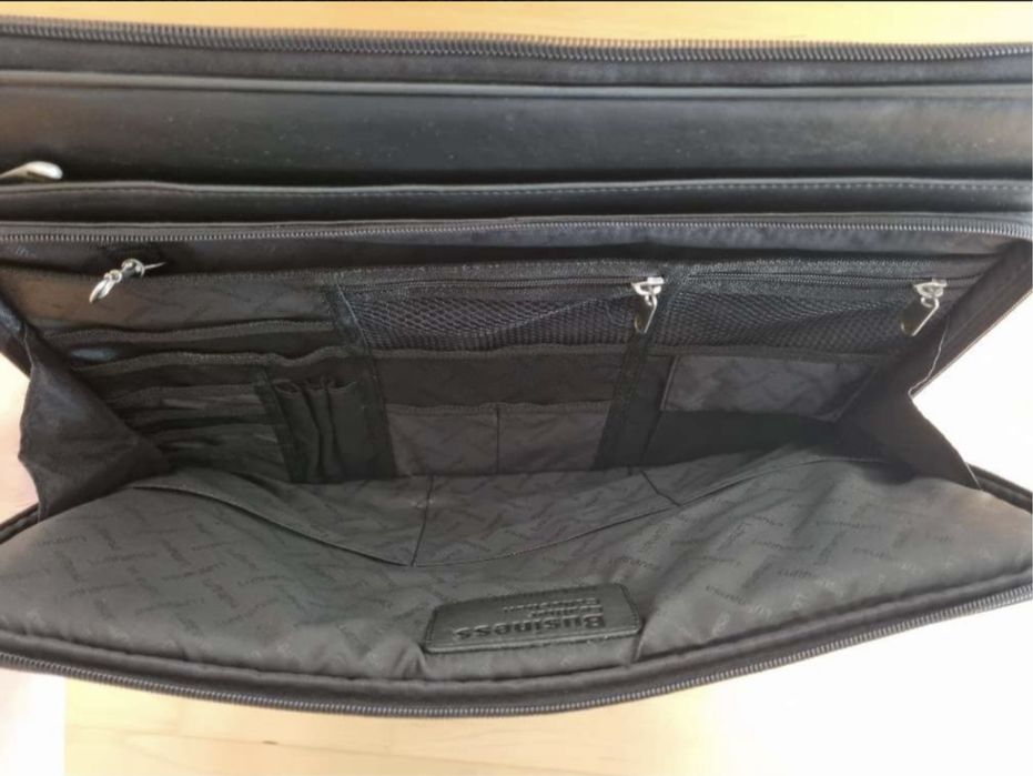 Чемодан кожаный черный