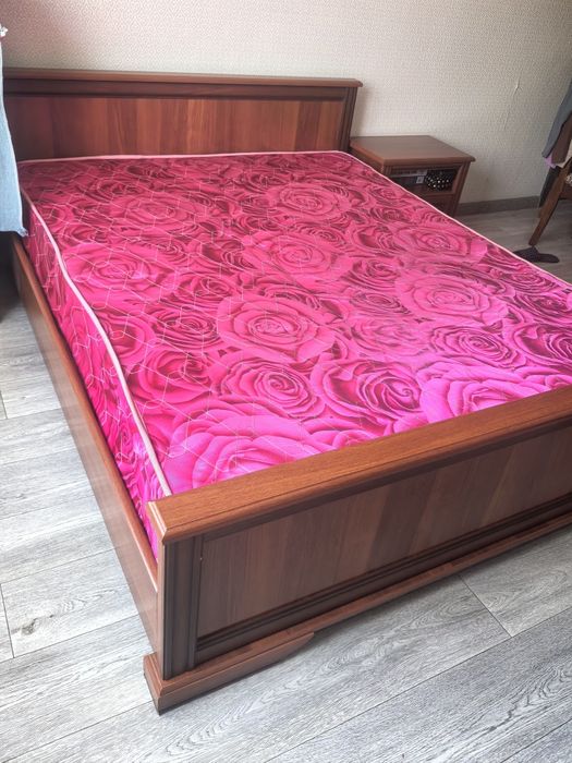 Продам спальный гарнитур