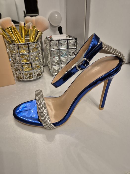 Sandale noi, mărimea 37