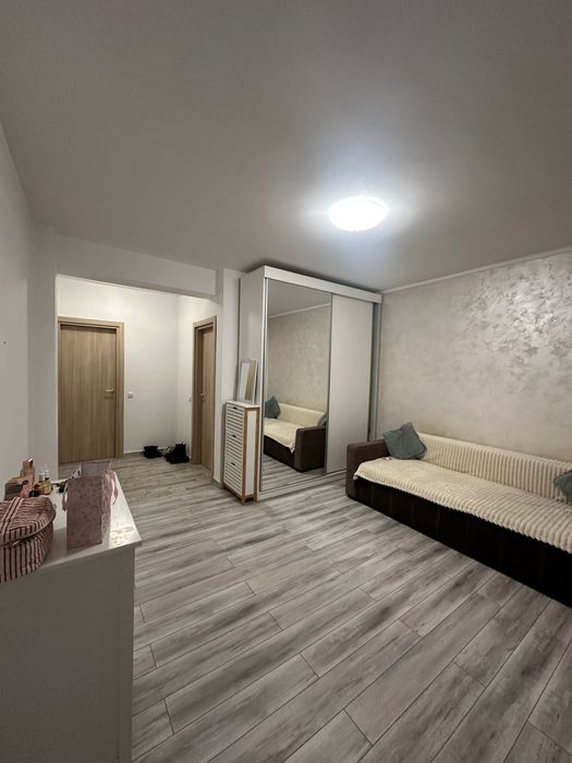 Vand garsoniera mobilata cu loc de parcare!