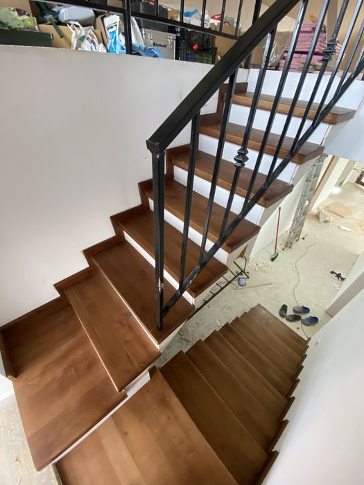 Trepte lemn pe schelet metalic