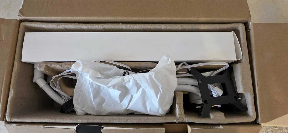 Vând sistem de răcire + ventilatoare Lian Li, alb  în stare foarte bun