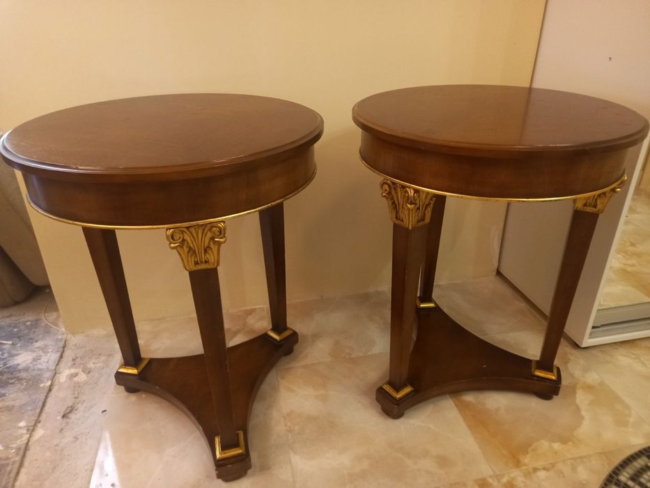 Кръгла масичка масив с златни орнаменти.  Перфектна