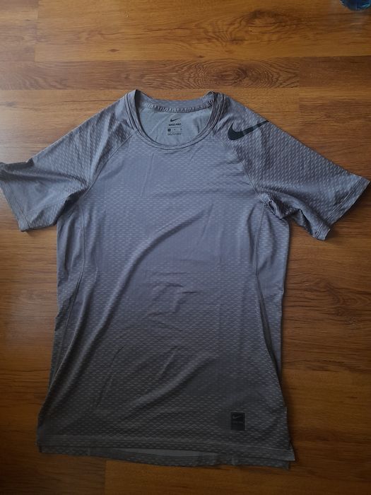 Nike къси панталони и тениска M размер.