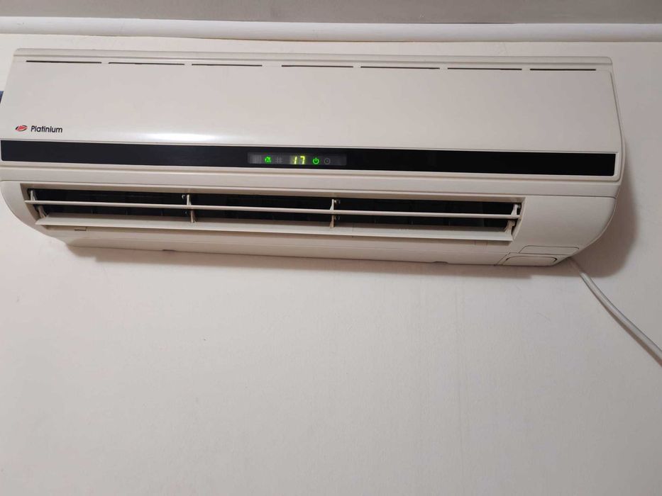Aer condiționat 12000 BTU funcțional + telecomandă (complet)