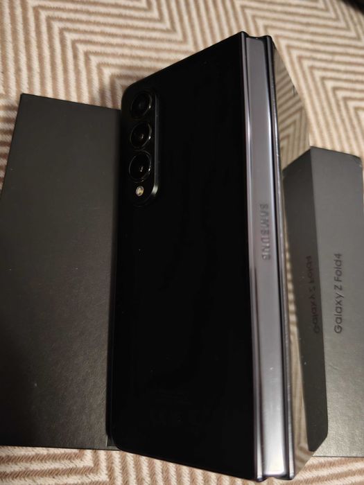 Продавам Samsung Galaxy Z Fold 4 перфектен с 6 месеца гаранция