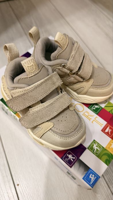 Продам кроссовки для девочки