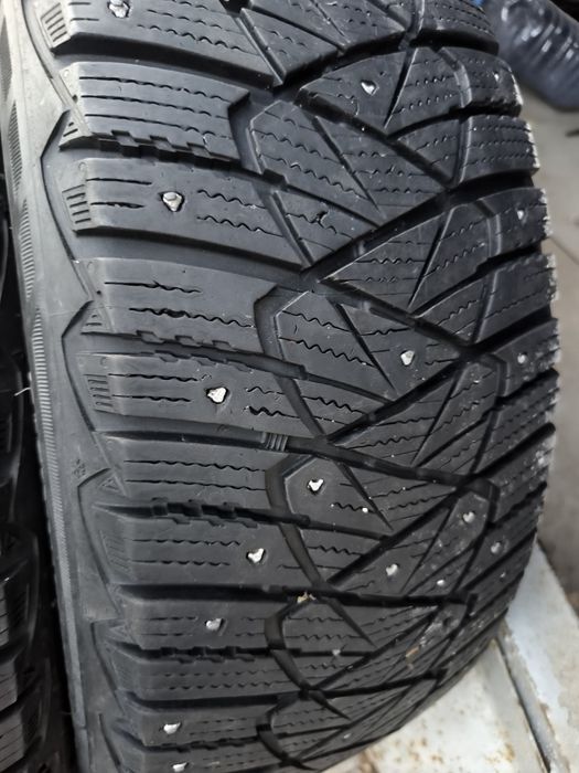 Продам зимние шины 215/55/17