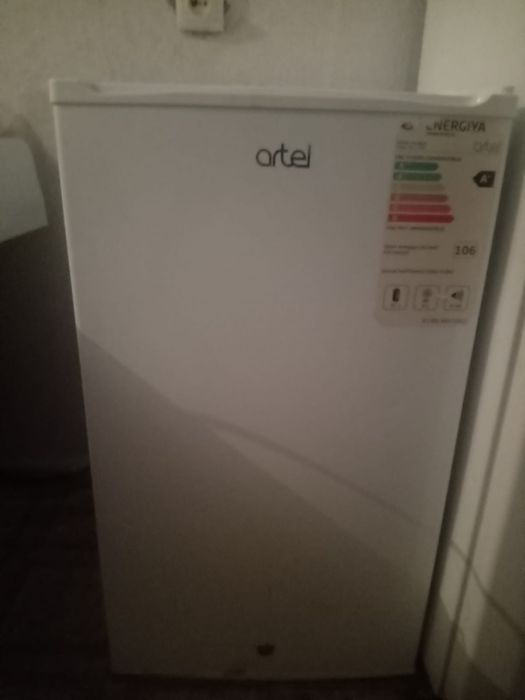 Холодильник Марка: Artel 8л.