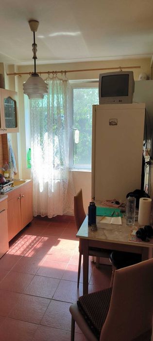 Apartament 2 camere + balcon, et. 3/4, zonă liniștită lângă școli și piață – Câmpina!