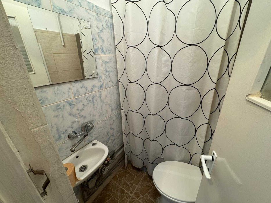 Privat apartament 4 camere 80mp semidecomandat zona Toamnei-Harmanului balcon inchis, termopane, beci, conditie: neimbunatatit