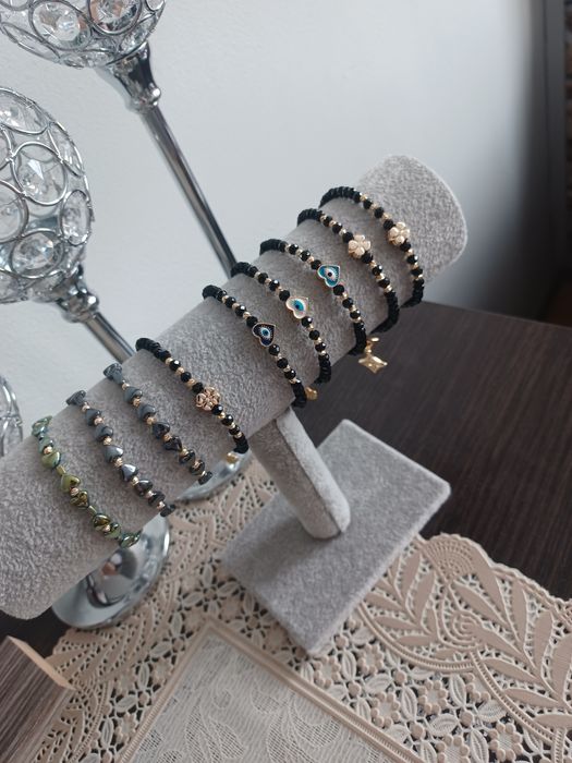 Гривни направени от маниста