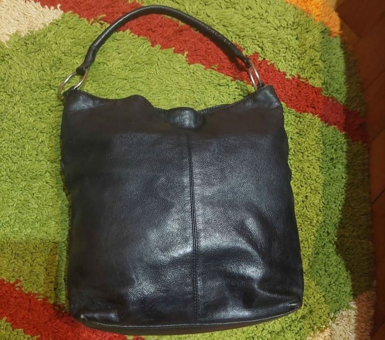 Poșetă piele naturală.